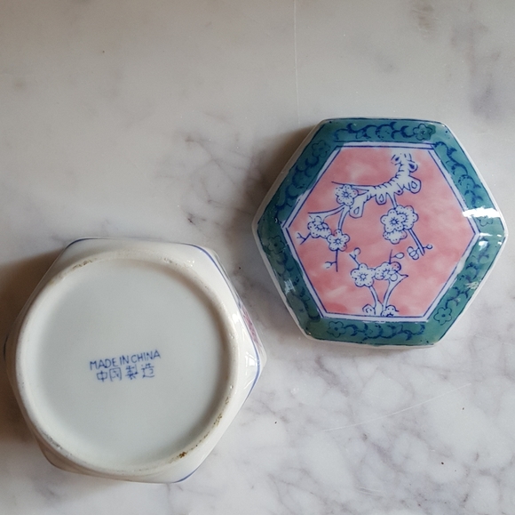 Adorable vintage porcelain dish with lid - Picture 5 of 6